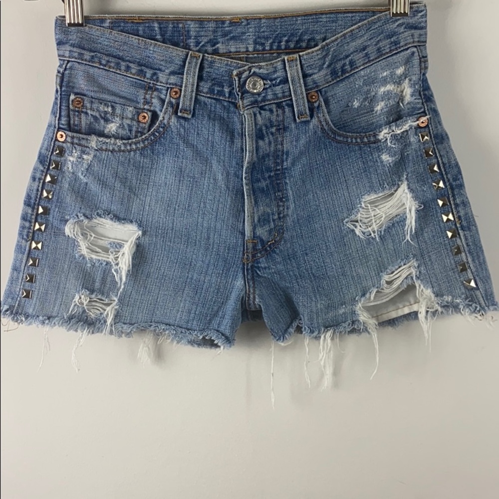 Vintage 501 Levi’s cutoff destroyed shorts sz w27